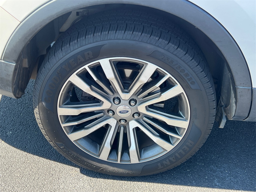 2017 Ford Explorer Platinum photo 15