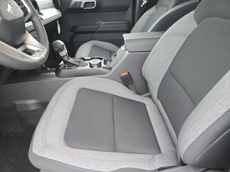 2025 Ford Bronco Base photo 8