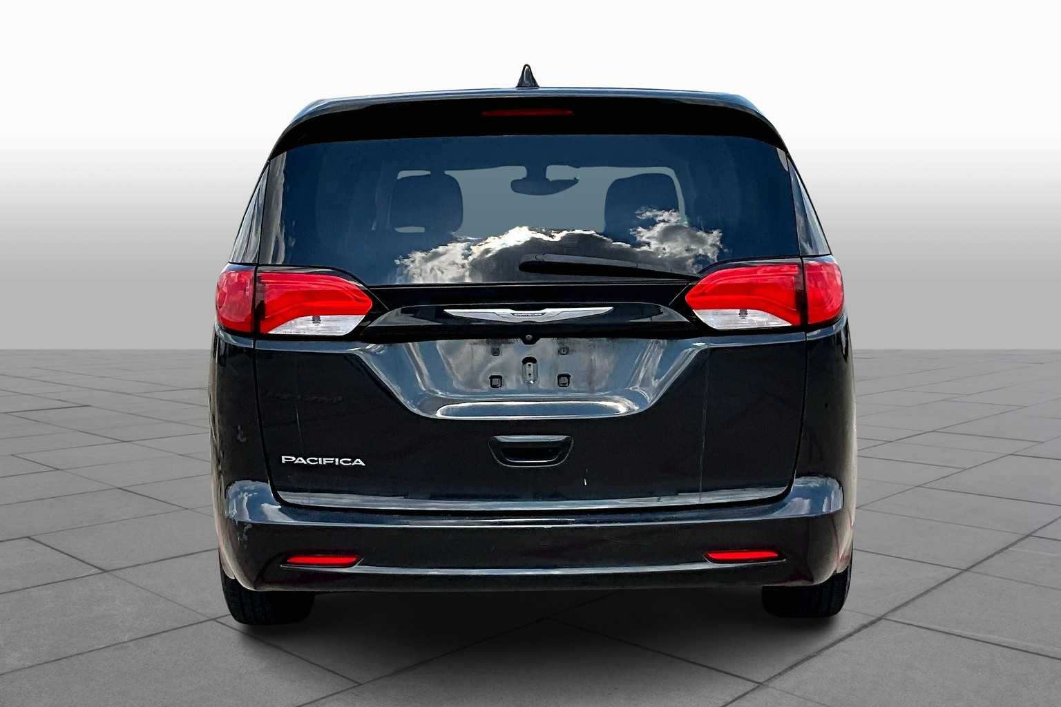 2017 Chrysler Pacifica Touring photo 4