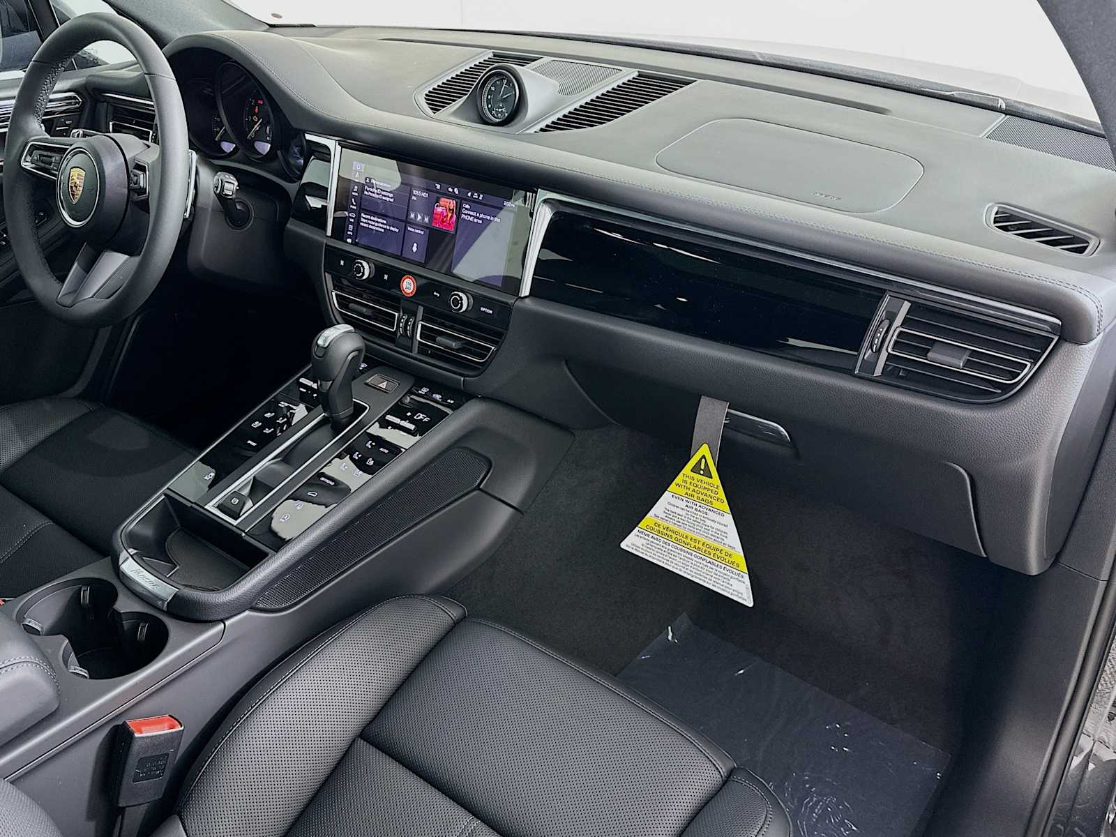 2026 Porsche Macan T photo 25
