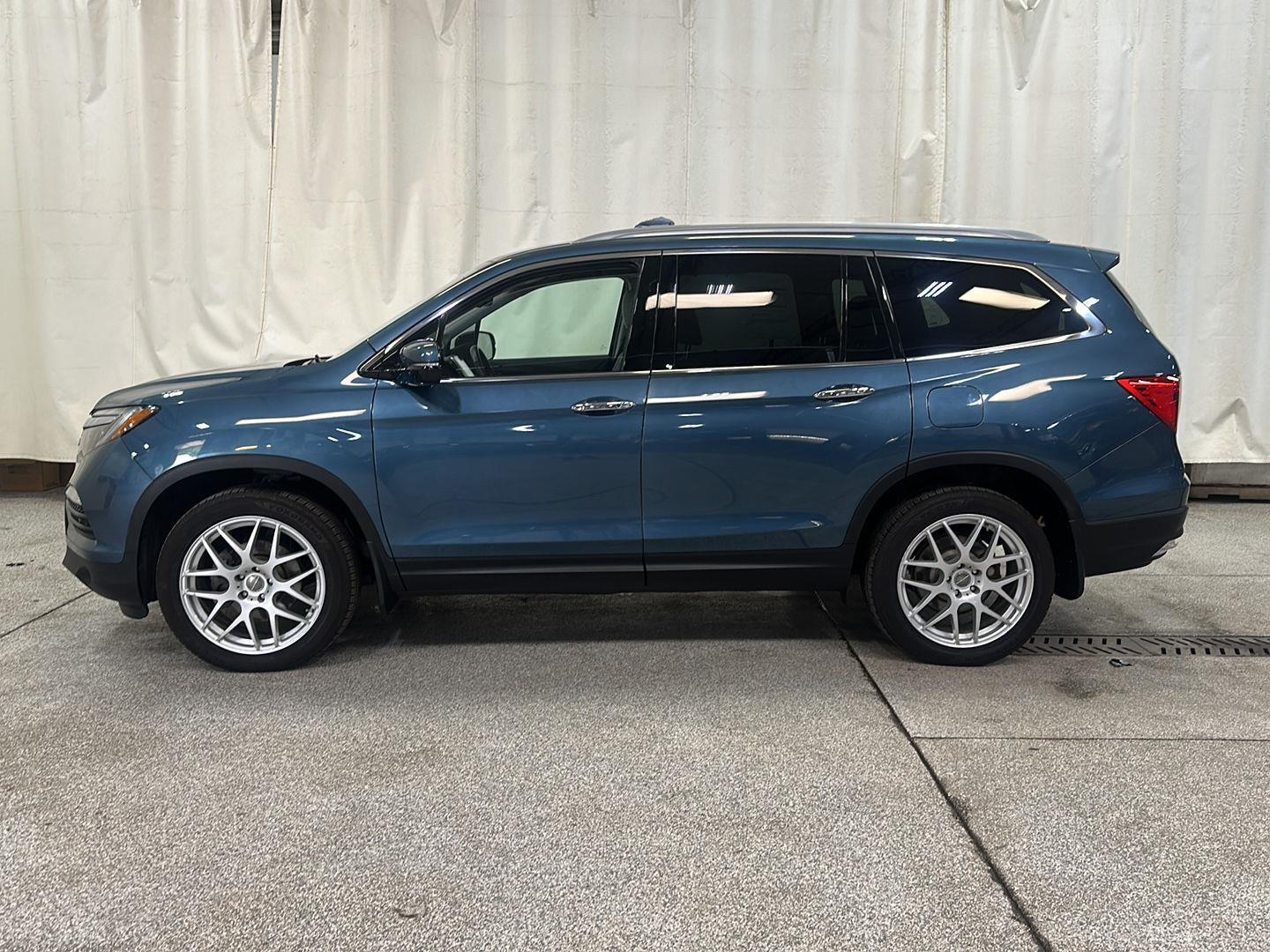 Used 2018 Honda Pilot Elite with VIN 5FNYF6H09JB026883 for sale in Waconia, Minnesota