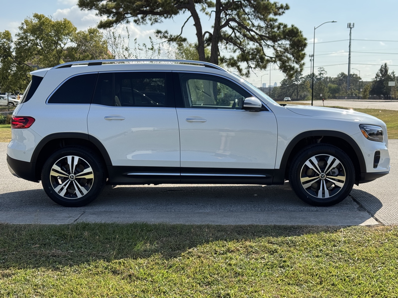 2025 Mercedes Benz GLB 250 4MATIC photo 2