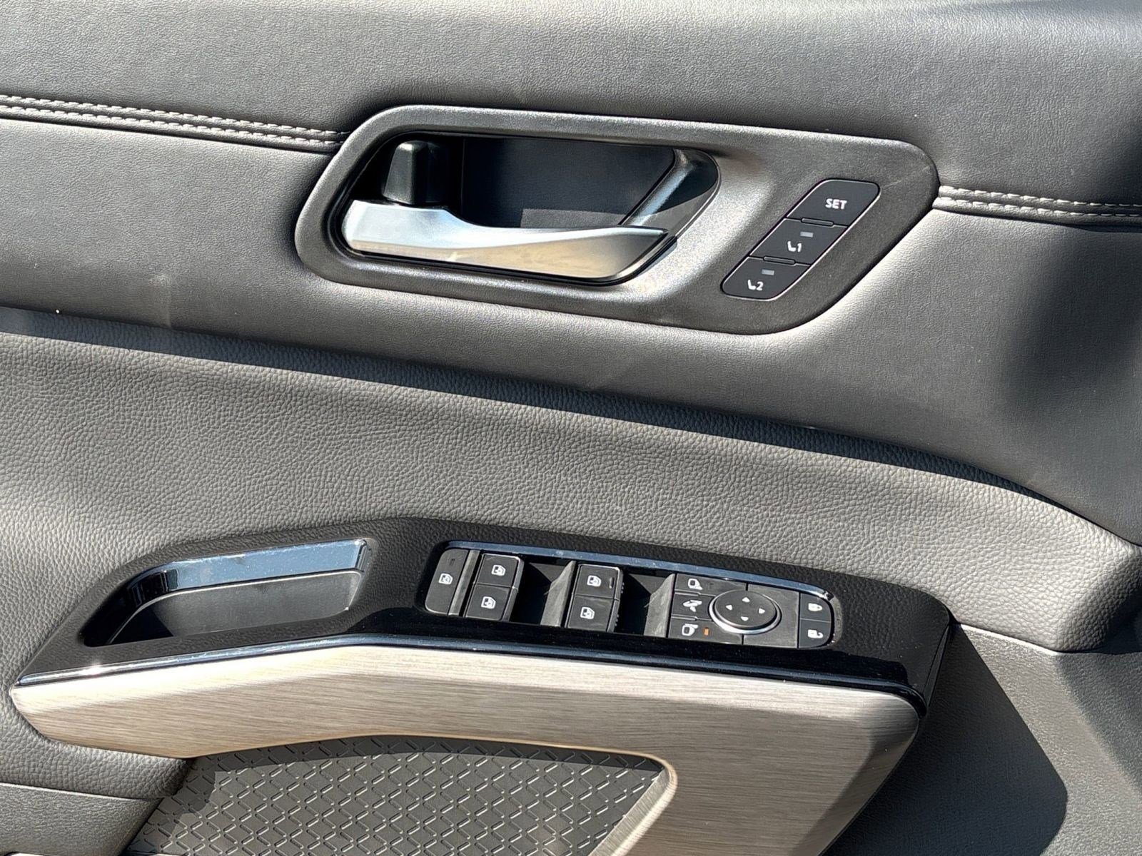 2025 Nissan Pathfinder Platinum photo 23
