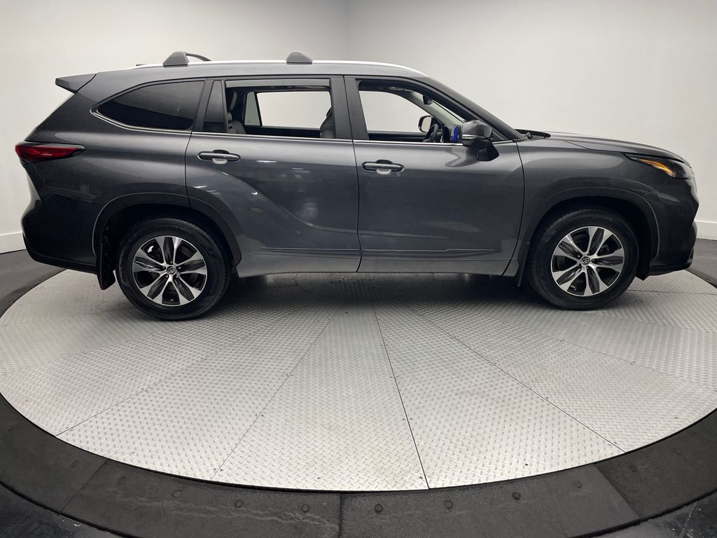 2023 Toyota Highlander XLE photo 2