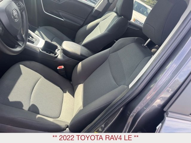 2022 Toyota RAV4 LE photo 8