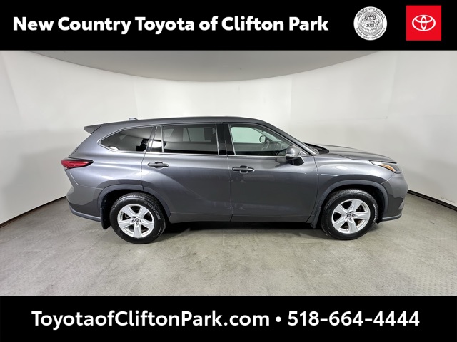 2021 Toyota Highlander LE photo 2