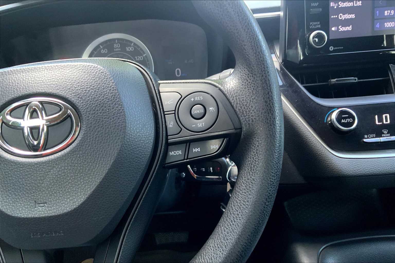 2022 Toyota Corolla LE photo 23