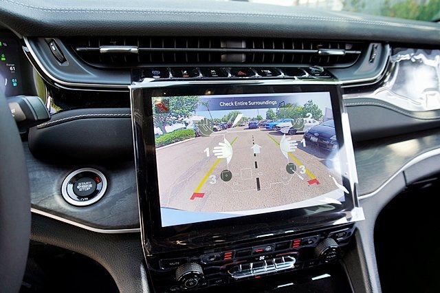 New 2023 Bright White Clear-Coat Exterior Paint Jeep 4xe image 32