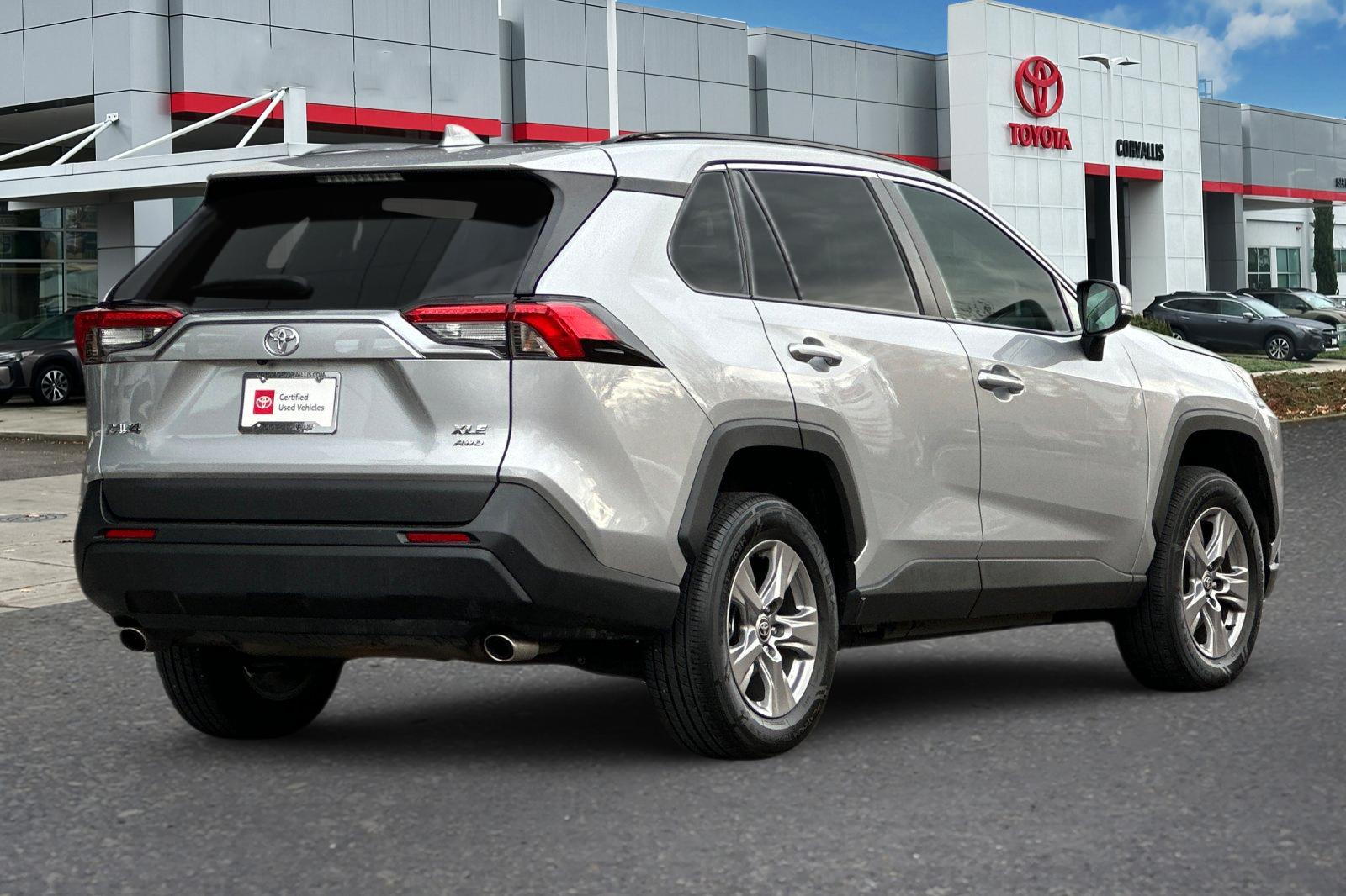 2024 Toyota RAV4 XLE photo 3