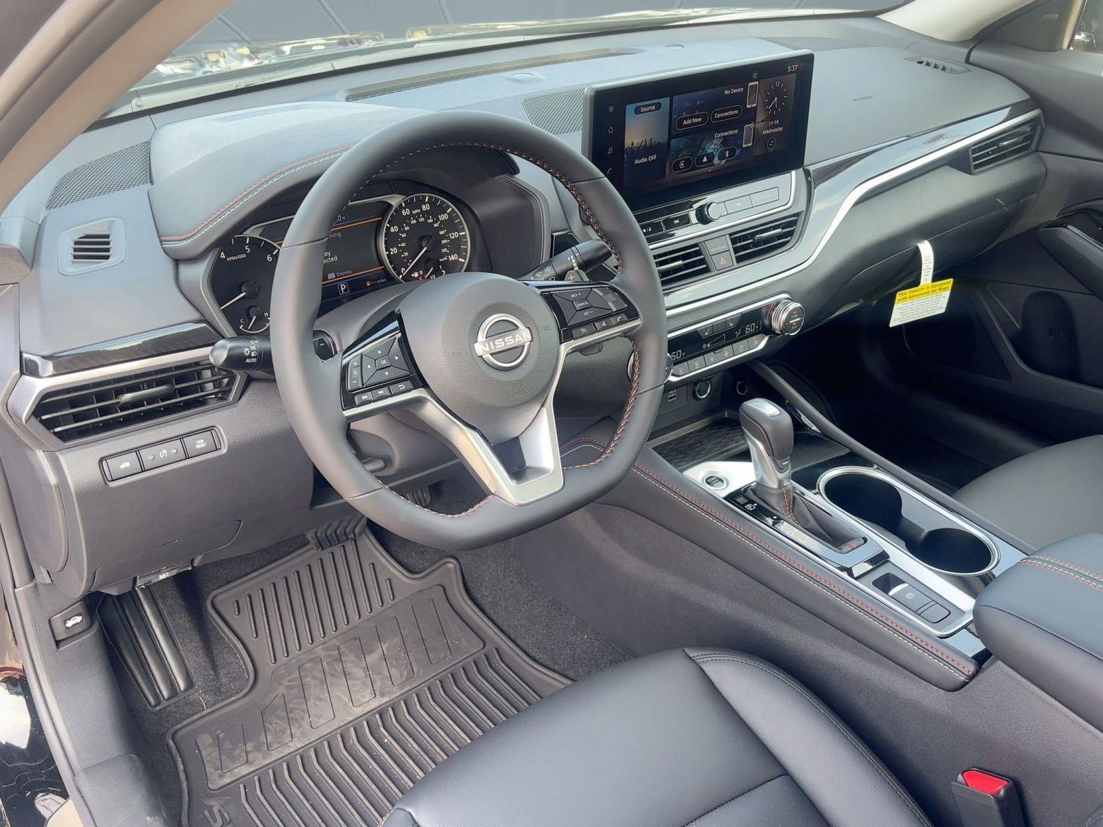 2025 Nissan Altima SR photo 4