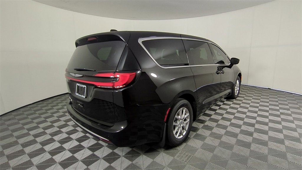 2025 Chrysler Pacifica photo 3