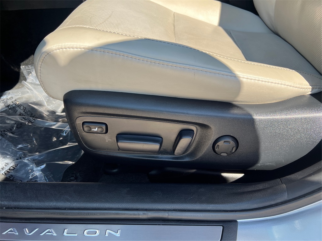 2018 Toyota Avalon Hybrid Limited photo 18