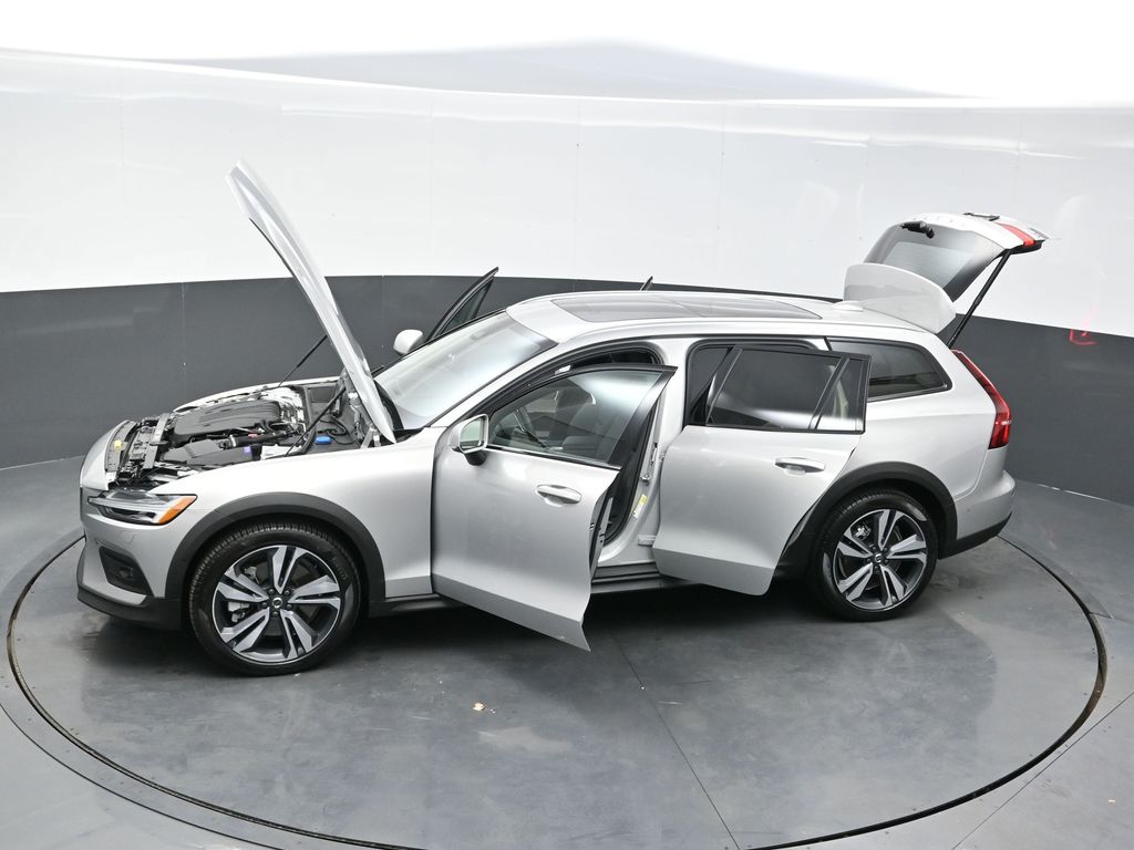 2025 Volvo V60 Cross Country B5 Plus photo 37