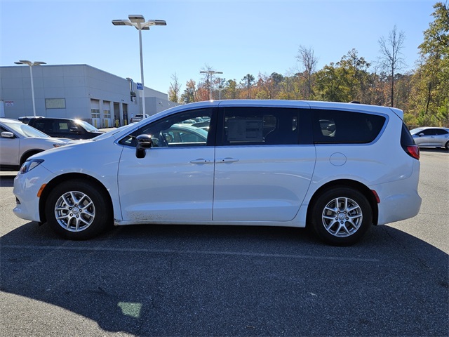 2025 Chrysler Voyager LX photo 4