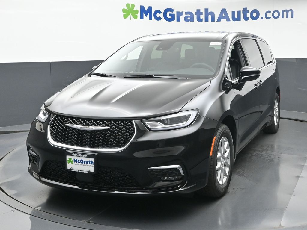 2026 Chrysler Pacifica photo 4