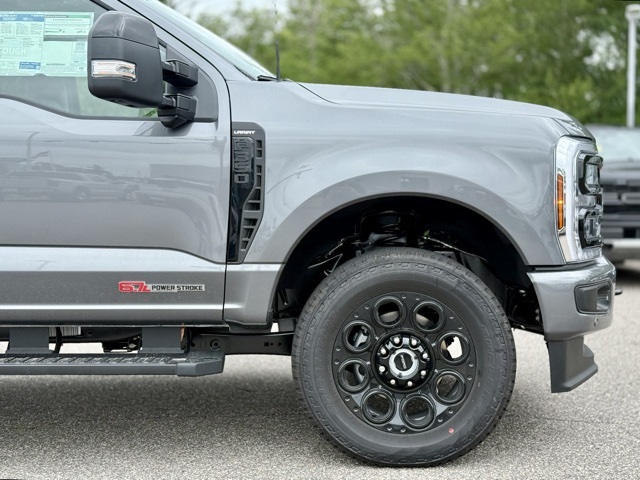 2025 Ford F-350 Lariat photo 2