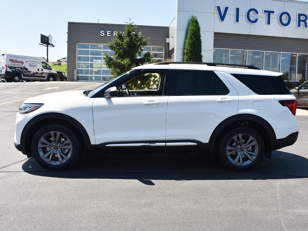 2025 Ford Explorer photo 2