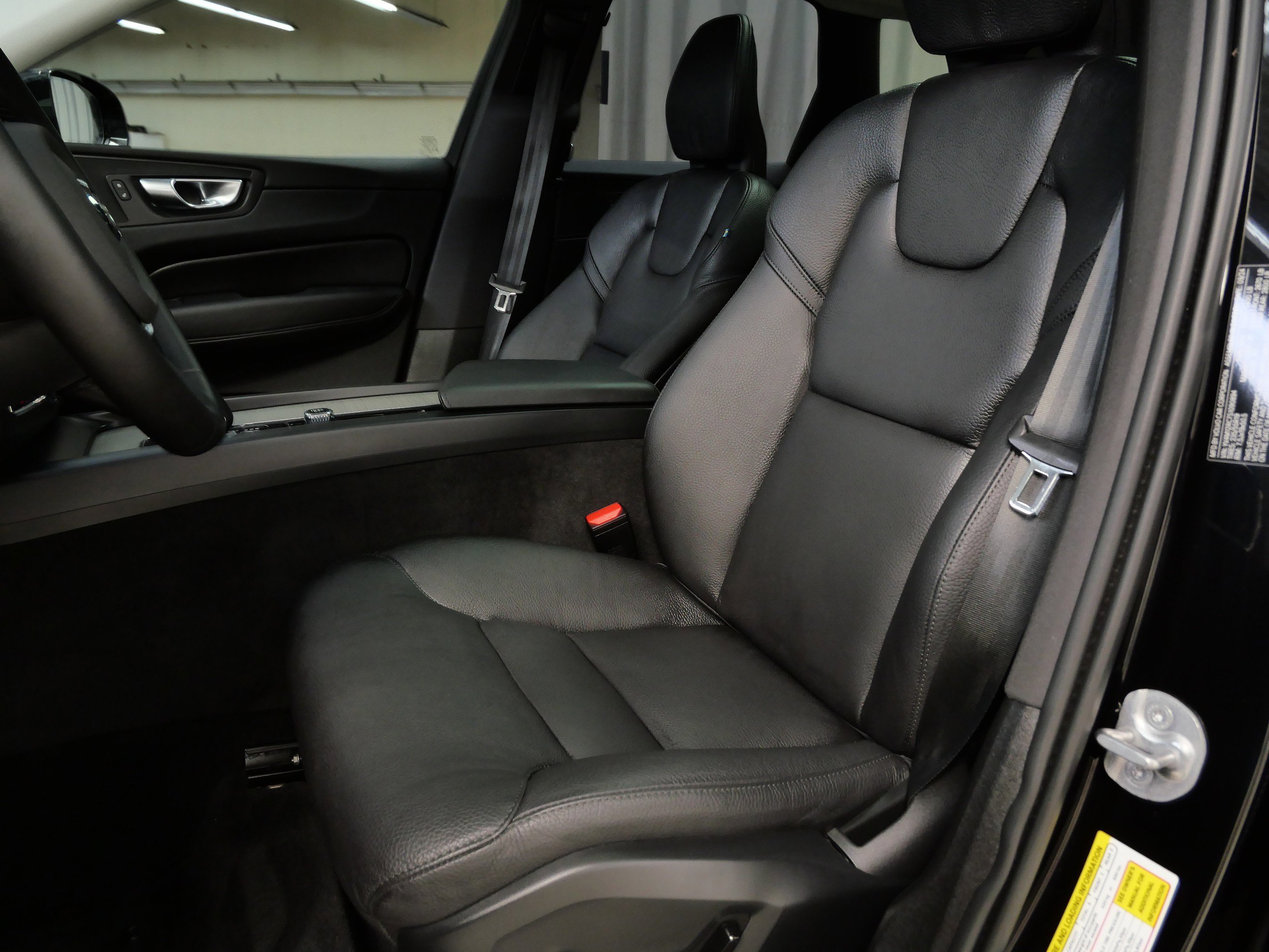 2025 Volvo XC60 Plus photo 3