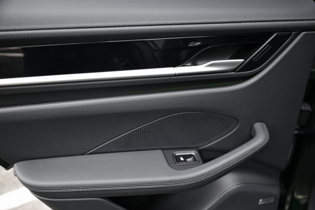 2025 Porsche Macan Electric photo 34