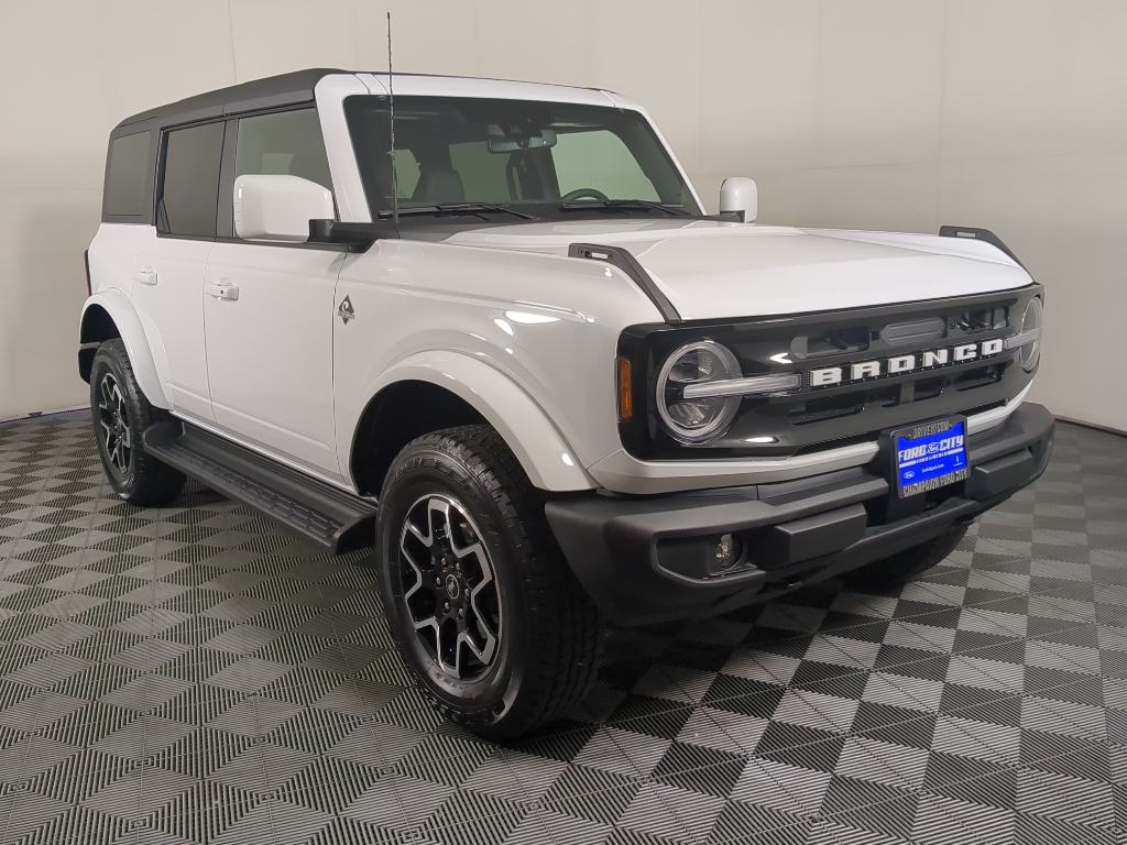 2025 Ford Bronco Outer Banks photo 2