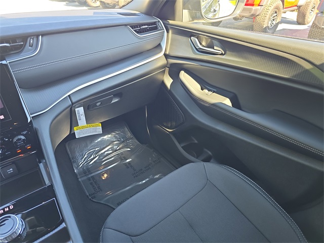 2025 Jeep Grand Cherokee Laredo X photo 11