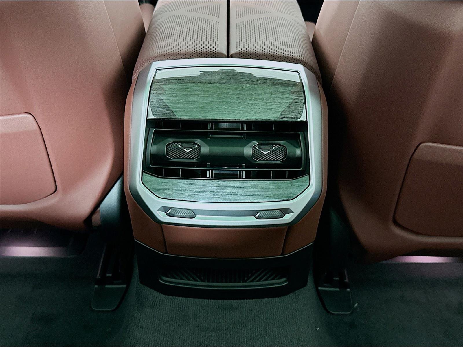2026 Bmw 750e photo 26