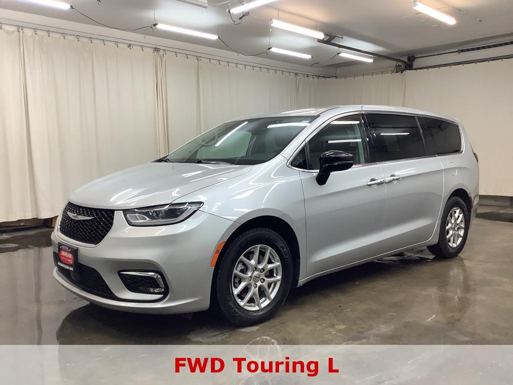 2024 Chrysler Pacifica Touring L's photo