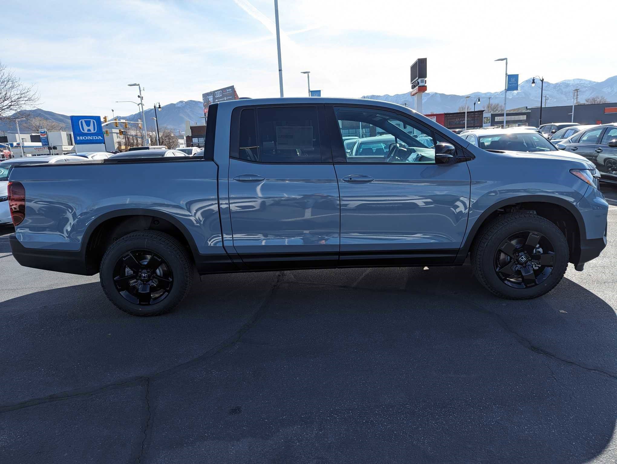 2025 Honda Ridgeline Black Edition photo 2