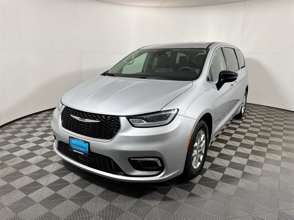 2024 Chrysler Pacifica Touring L's photo