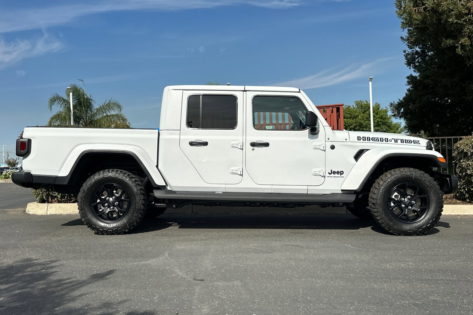 2025 Jeep Gladiator Tradesman photo 3