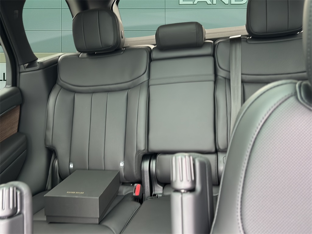 2025 Land Rover Range Rover SE photo 11