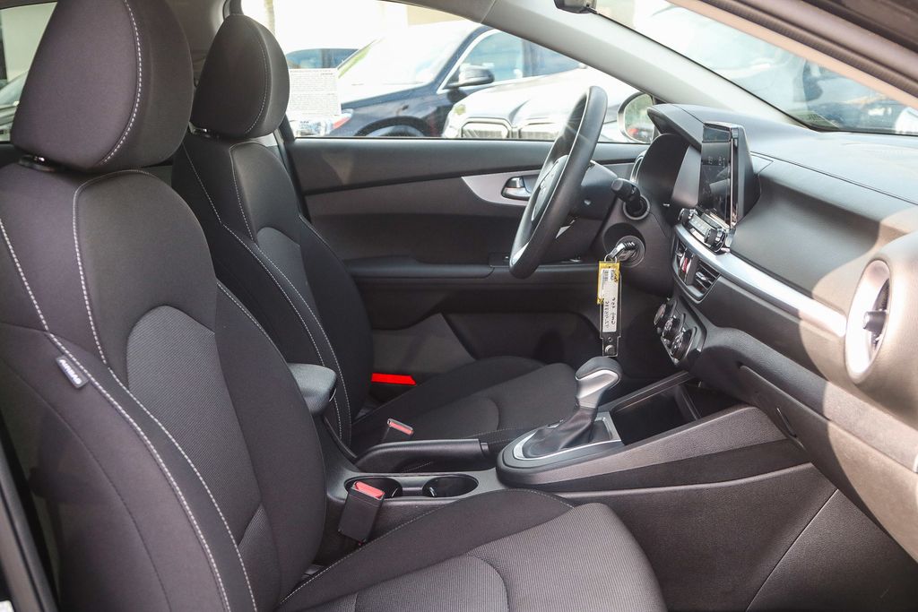 2023 Kia Forte LXS photo 17