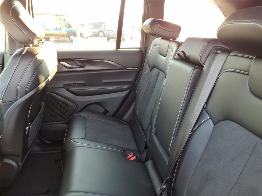2025 Jeep Grand Cherokee Laredo Altitude photo 9