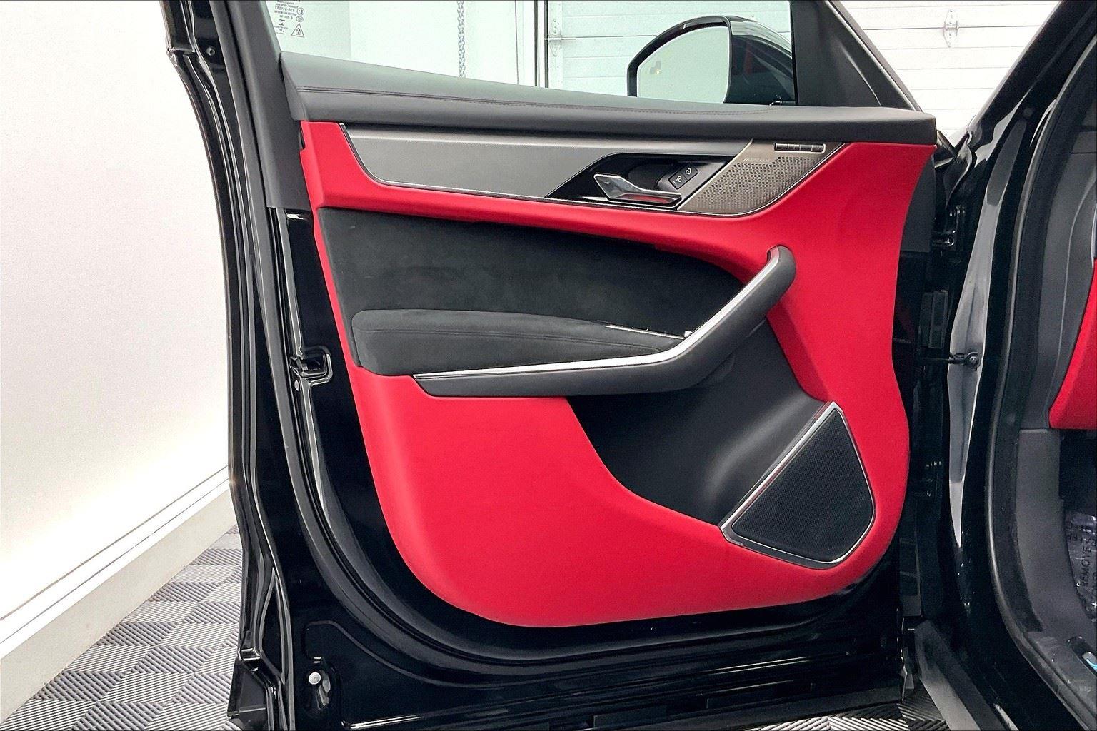 2023 Jaguar F-PACE SVR photo 19