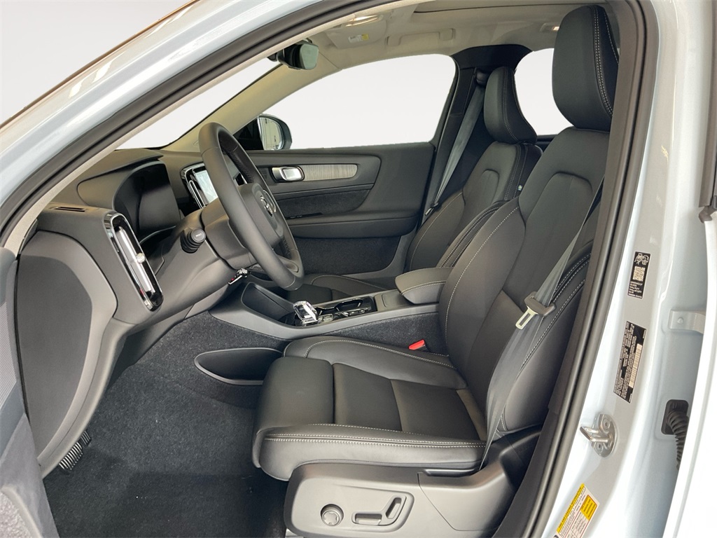 2026 Volvo XC40 AWD Plus photo 9