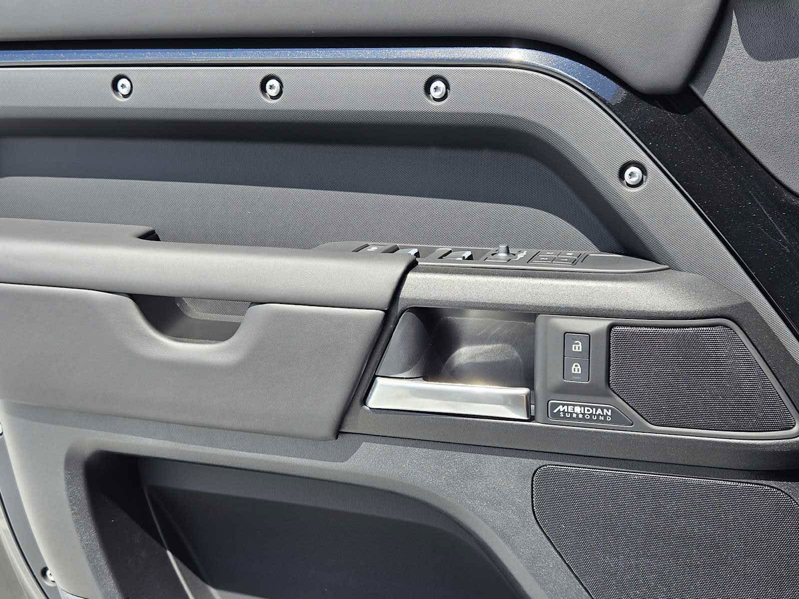 2025 Land Rover Defender 130 V8 photo 21