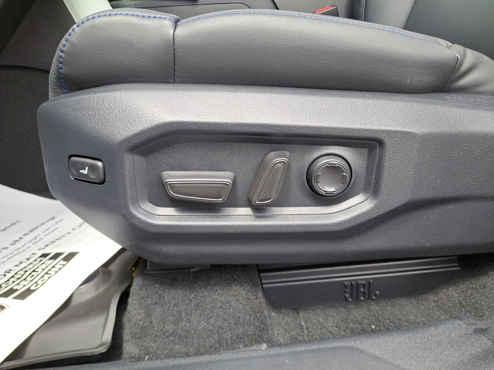 2025 Toyota Tundra Platinum CrewMax photo 18