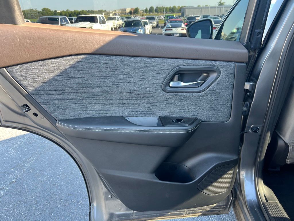 2021 Nissan Rogue SV photo 14