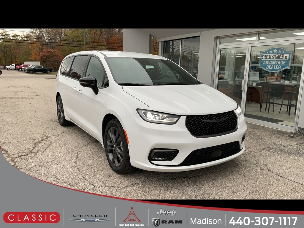 2026 Chrysler Pacifica Select's photo