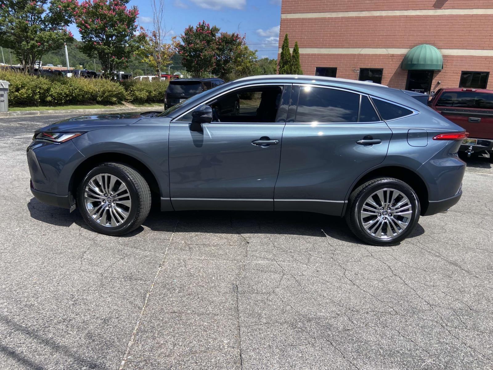 2022 Toyota Venza LE photo 2