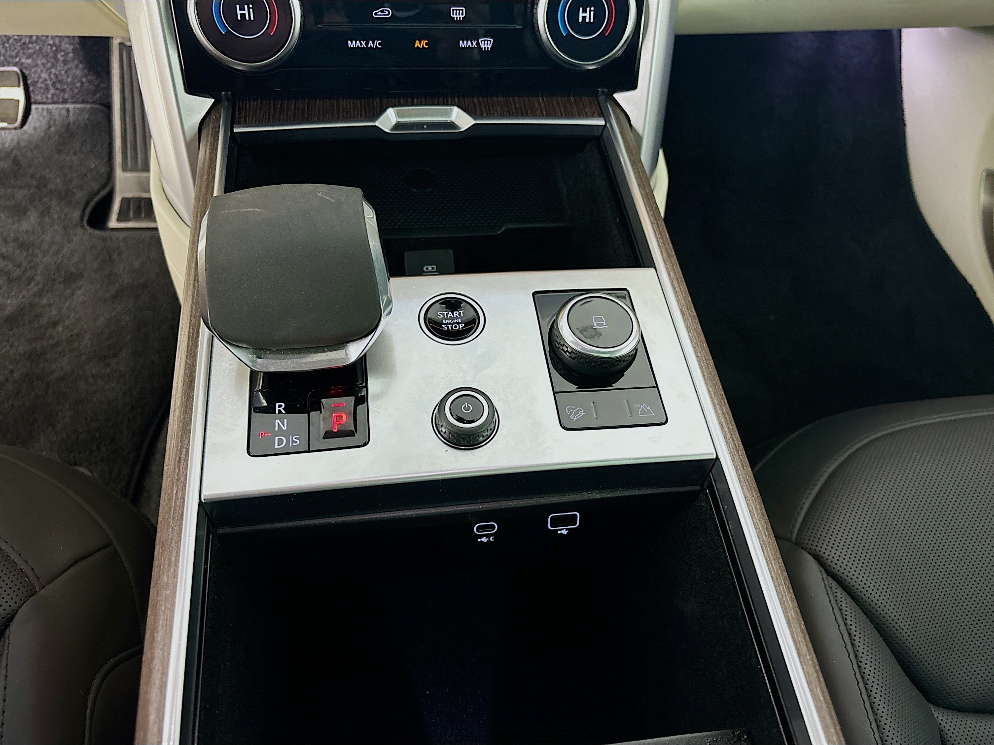 2023 Land Rover Range Rover SE photo 18