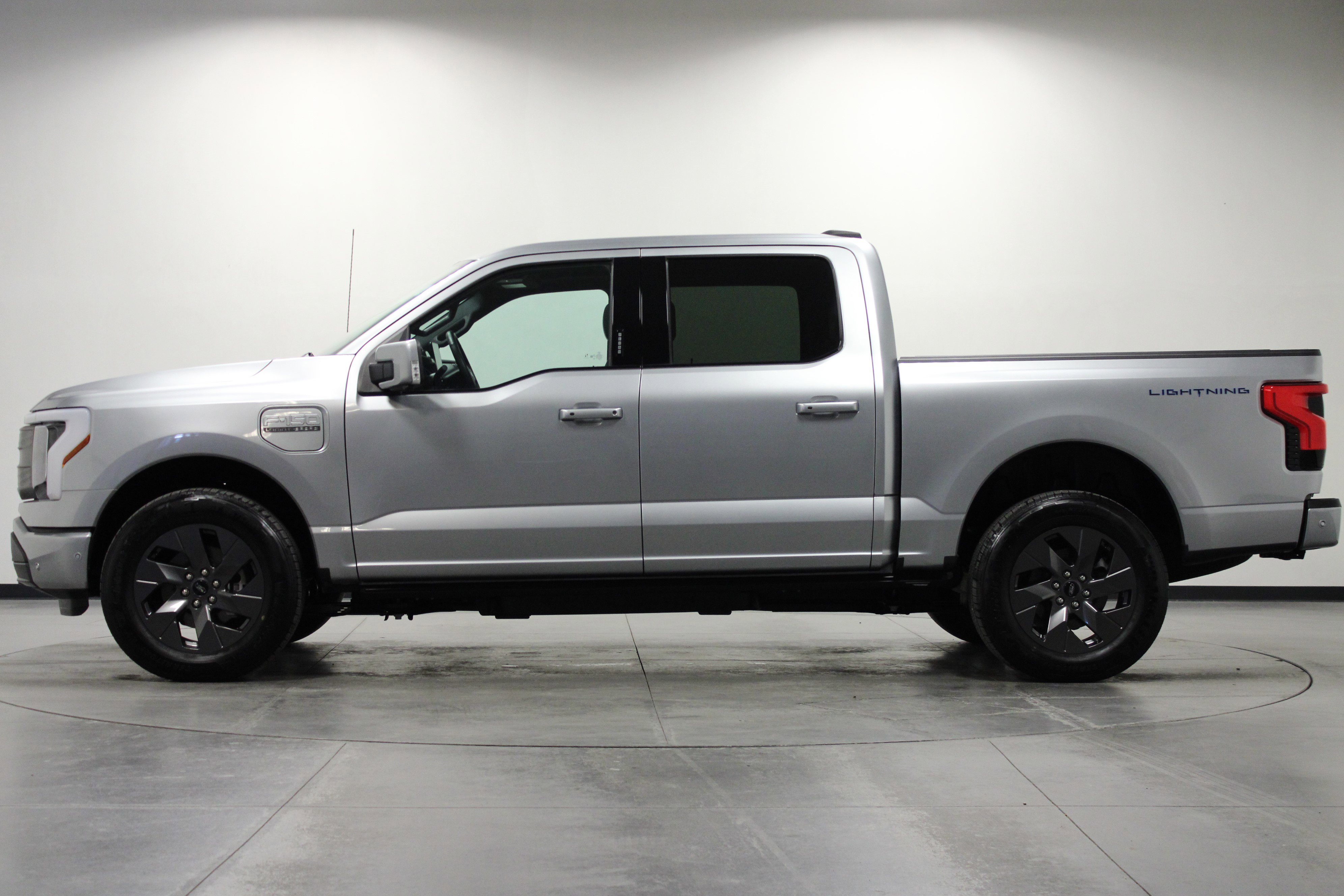 2023 Ford F-150 Lightning Lariat photo 6