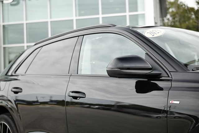 2023 Audi Q8 55 Premium Plus photo 3