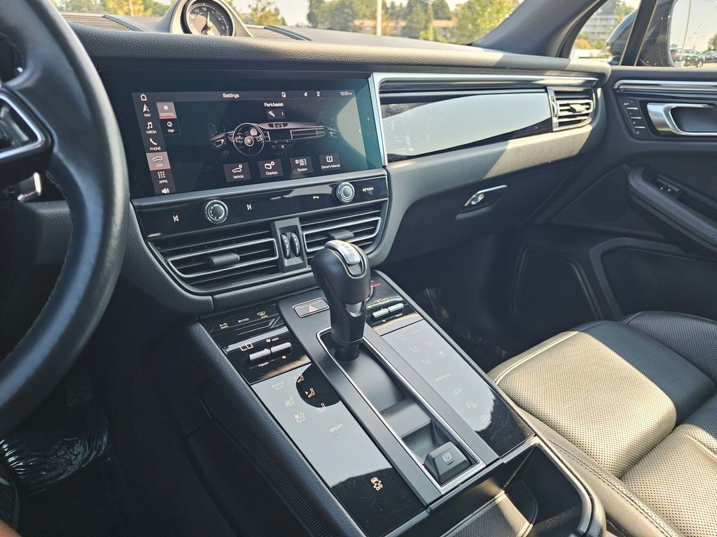 2024 Porsche Macan T photo 24