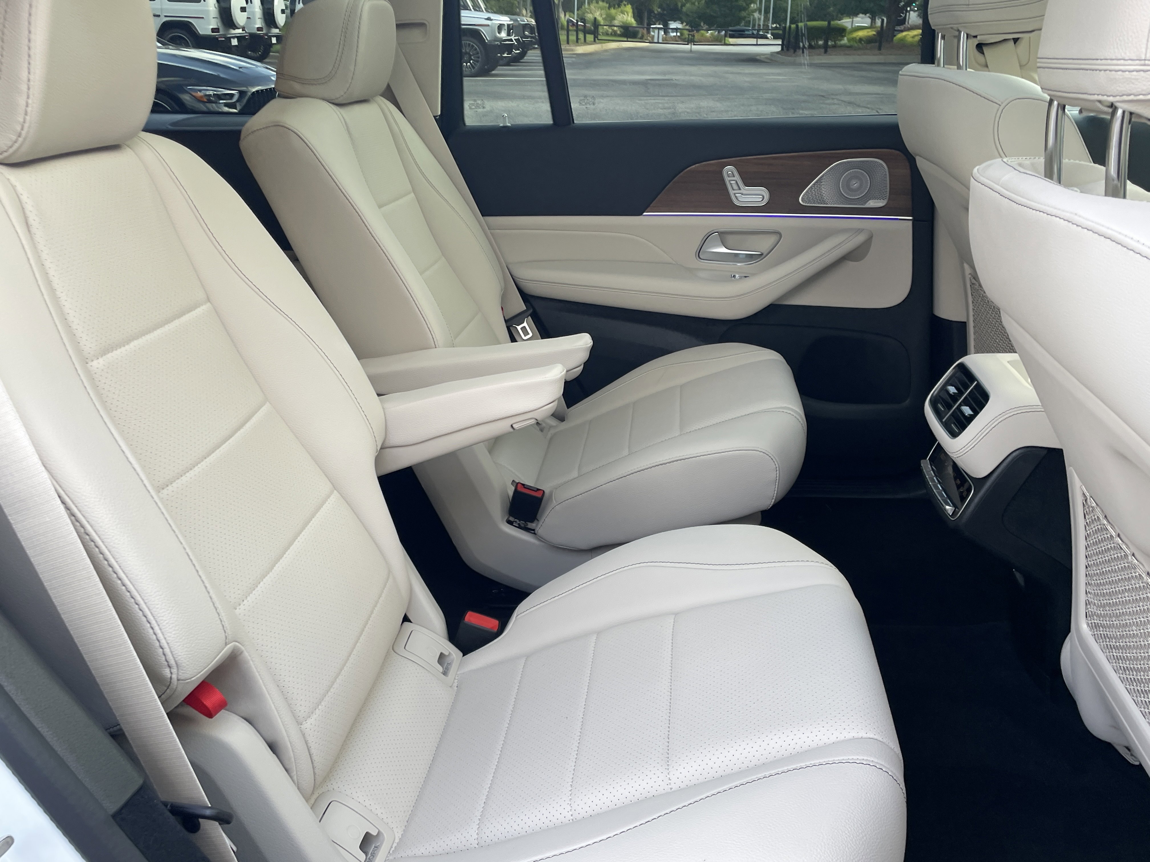 2025 Mercedes Benz GLS 450 4MATIC photo 5