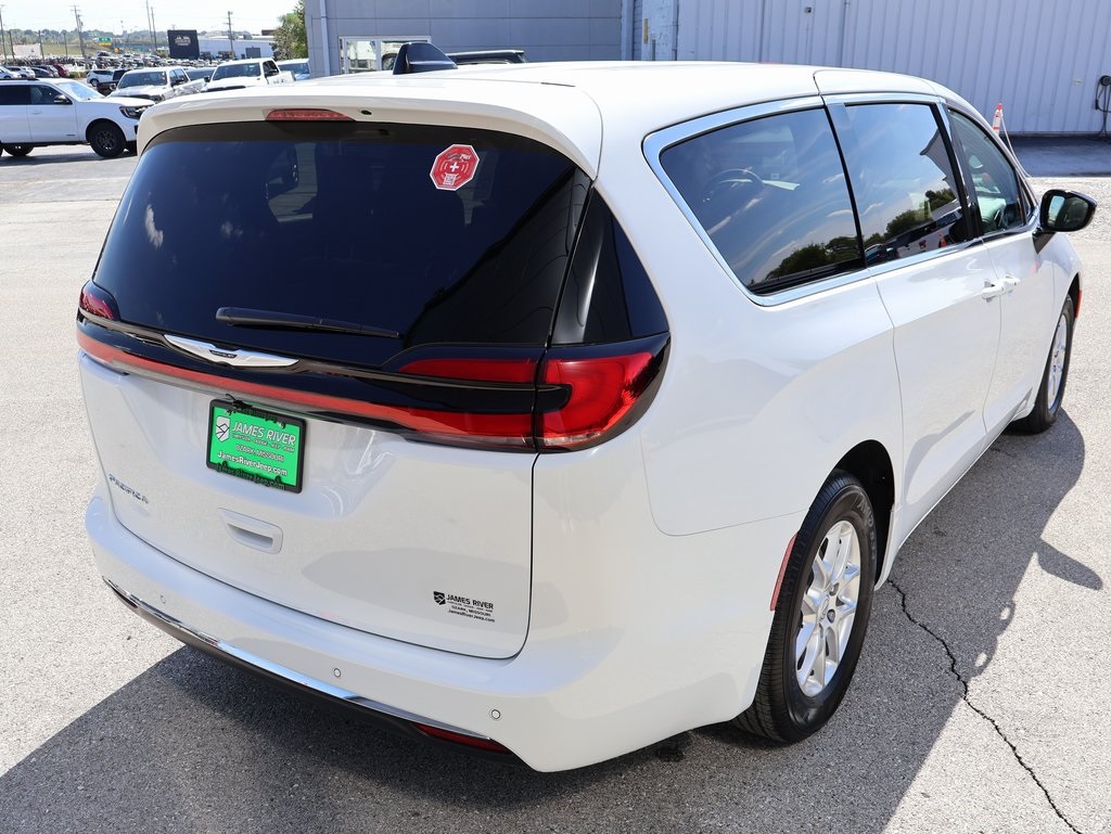 2026 Chrysler Pacifica photo 4