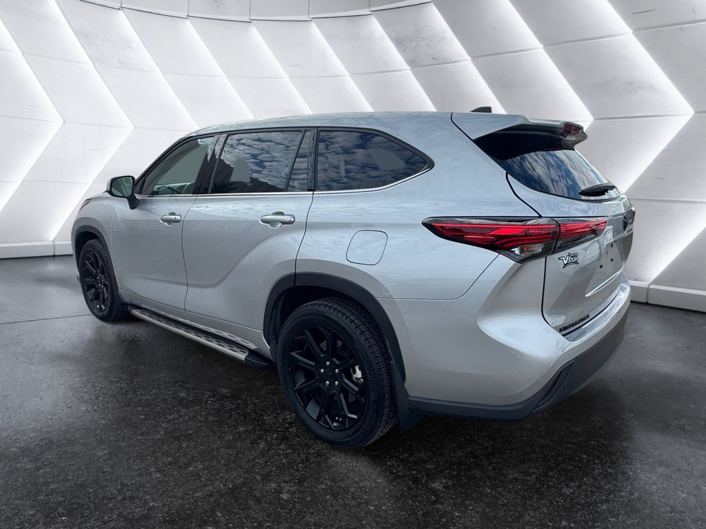 2022 Toyota Highlander L photo 6
