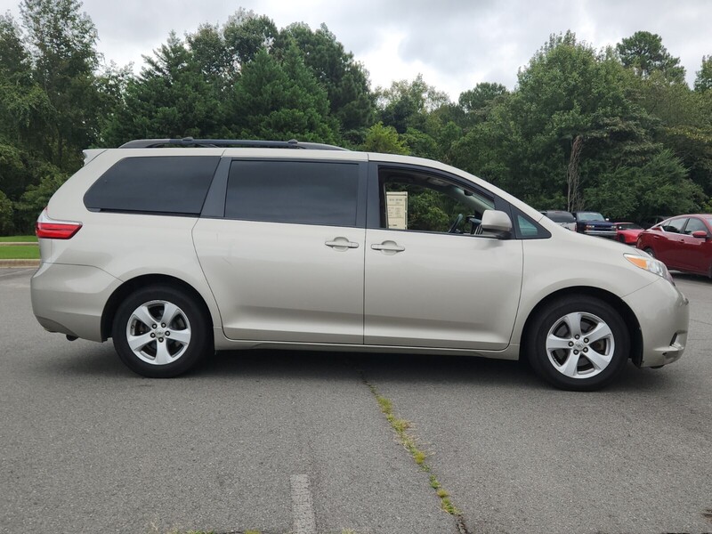 2015 Toyota Sienna LE photo 2