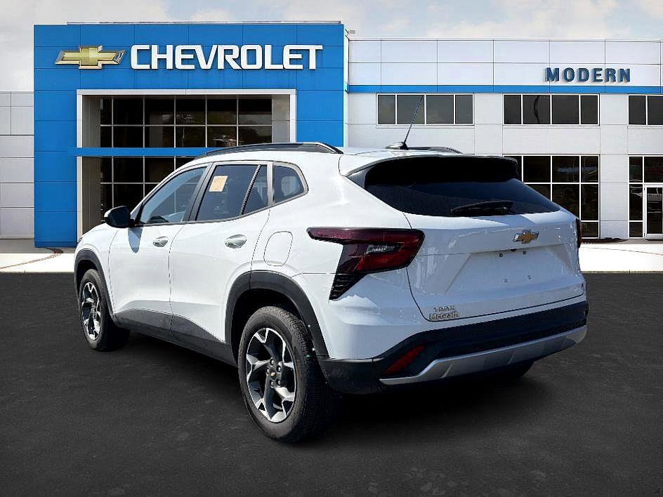 2025 Chevrolet Trax LT photo 3