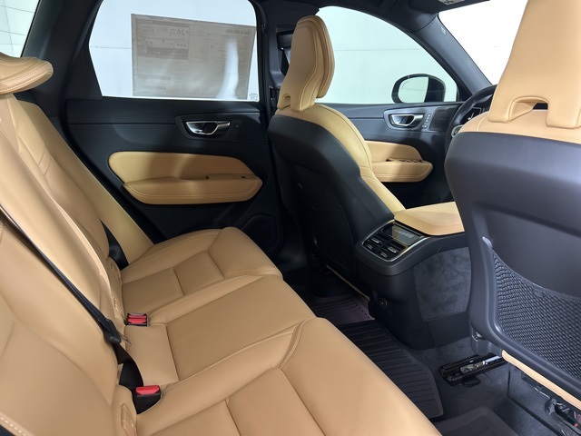 2025 Volvo XC60 B5 photo 16